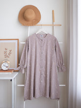 Load image into Gallery viewer, DF Iris Blouse
